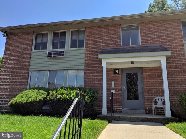 Building Photo - 250 Tanglewood Ln