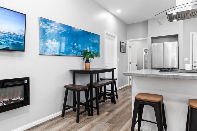 Building Photo - Newly furnished and remodeled 2 bed 2 bath!