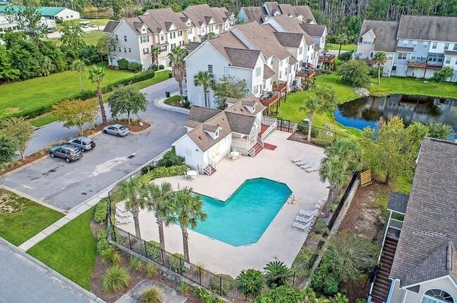 Building Photo - 210 Winding River Dr