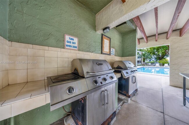 Building Photo - 6075 N Sabal Palm Blvd