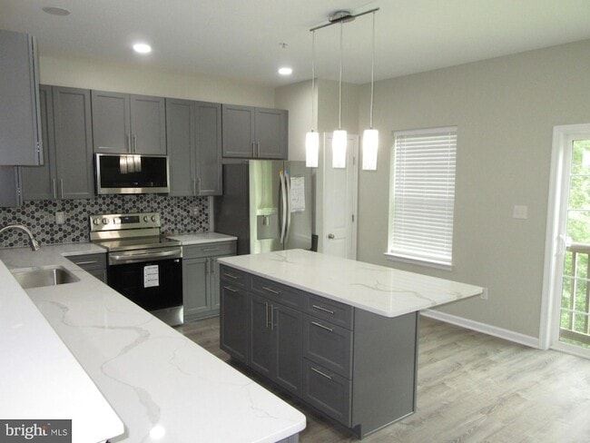 Building Photo - 707 S Twin Lakes Blvd