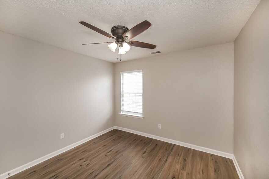 Building Photo - 7310 Green Ash Dr