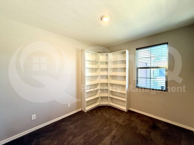 Building Photo - 2922 E Wayland Dr