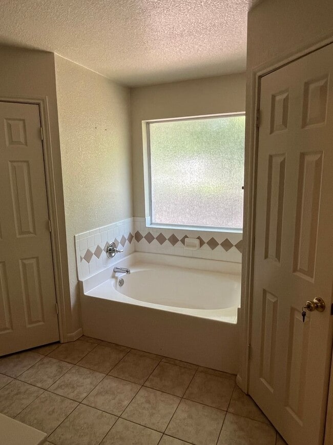 Building Photo - Beautiful Home in Great Location