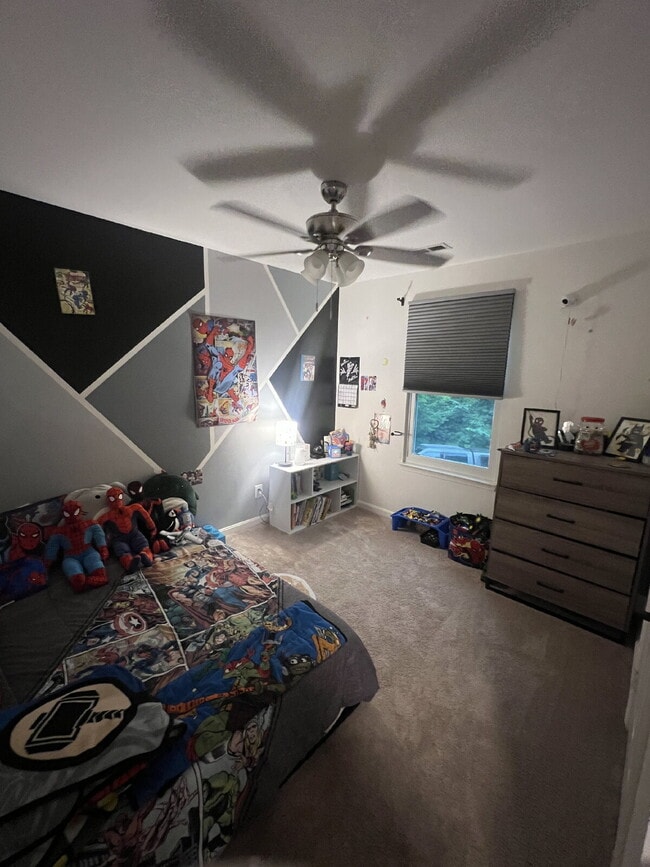 Building Photo - Spacious Multi-Generational Home on 3 Acre...