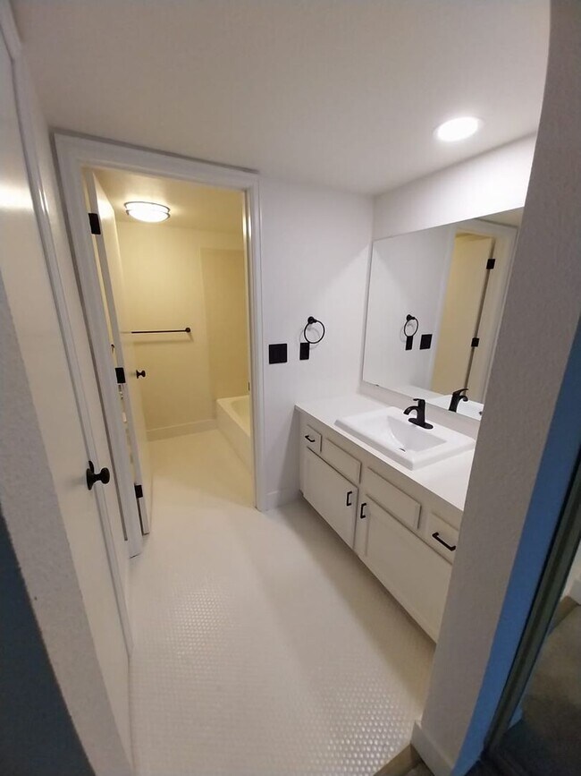 Building Photo - Updated 2 bed 2 bath condo with 1 car gara...