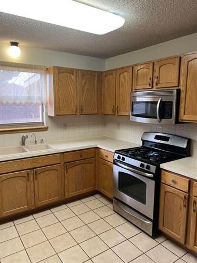 Building Photo - Lovely 3 Bedroom 2 bathroom home with pool