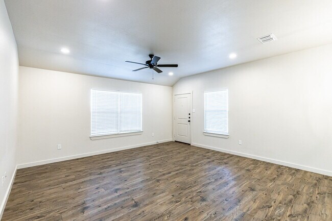 Building Photo - Half off first full month's rent! Zero Dep...