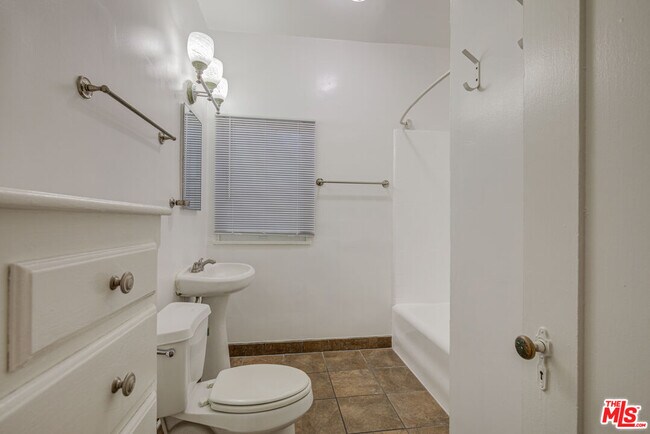 Building Photo - 4427 Finley Ave