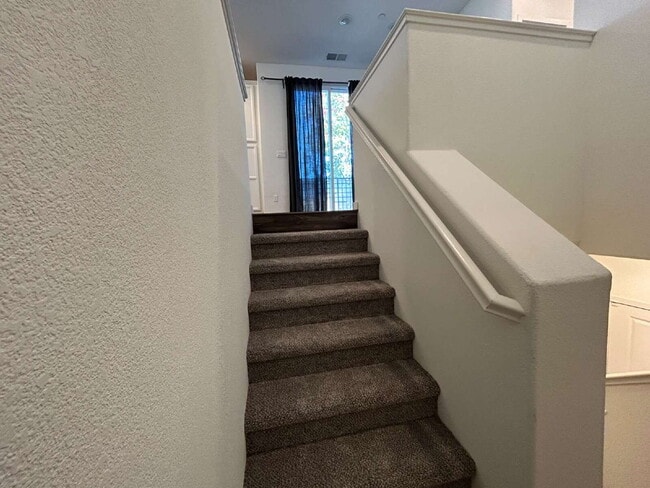 Building Photo - Fresh 3 Bed, 2 Bath Home - Close to shopping!