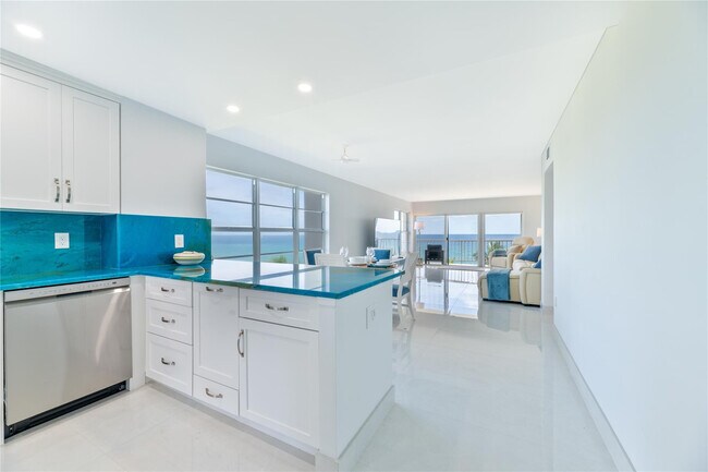 Building Photo - 1021 Hillsboro Mile