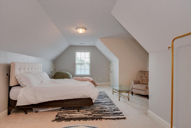 Building Photo - 5 Bed/3 Bath home with Primary Bedroom & a...