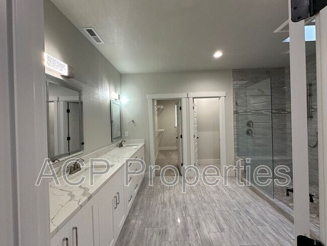 Building Photo - 8 Clematis Ln