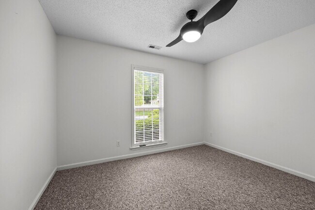 Building Photo - Convenient 3-Bedroom Rental with Fenced Ya...