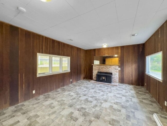 Building Photo - Spacious 4-Bedroom Home with Stunning Hill...