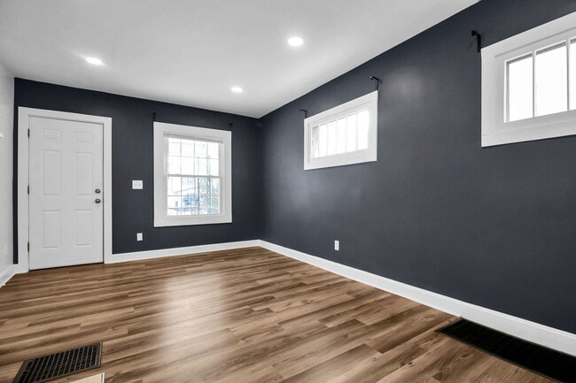 Building Photo - 587 S Ogden Ave