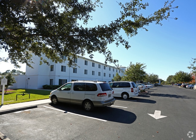 Building Photo - Villa Vincente