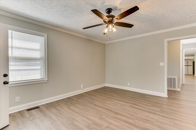 Building Photo - 3210 York Dr