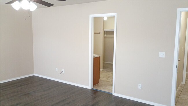 Building Photo - 905 SW Loudon Dr