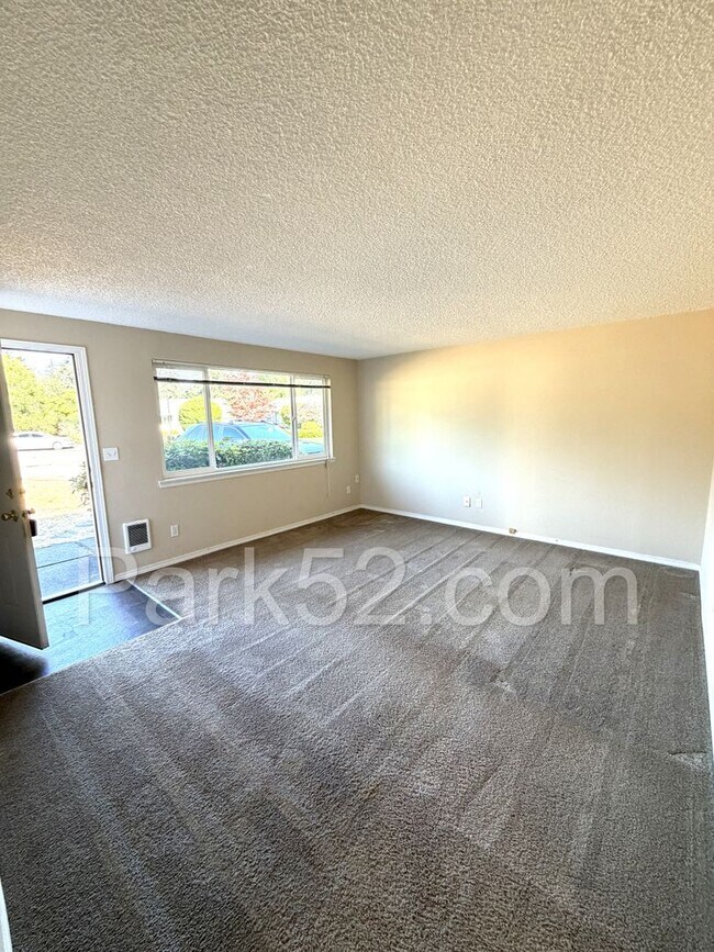 Building Photo - 3 Bedroom Single Family Rambler