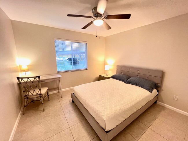 Building Photo - ** 2 BED-2 BATH FIRST FLOOR CONDO AT GLENM...