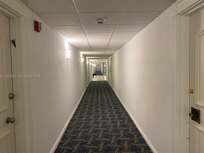 Building Photo - 500 Bayview Dr