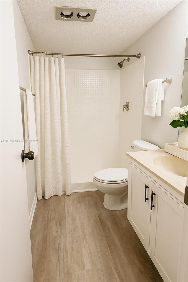 Building Photo - 227 Castlewood Dr