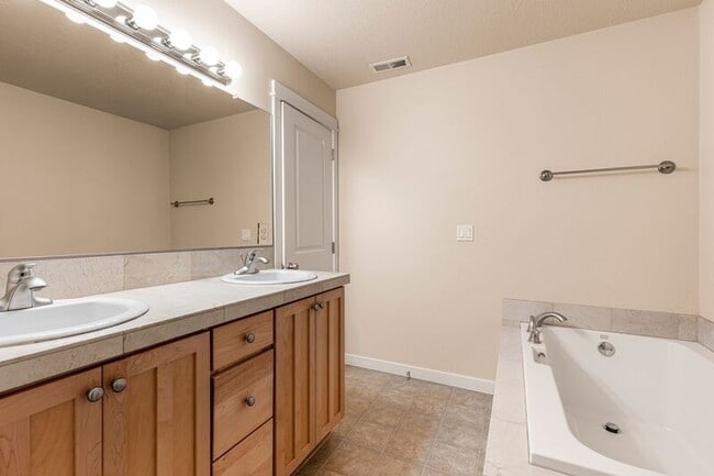 Building Photo - 929 SE Marion St