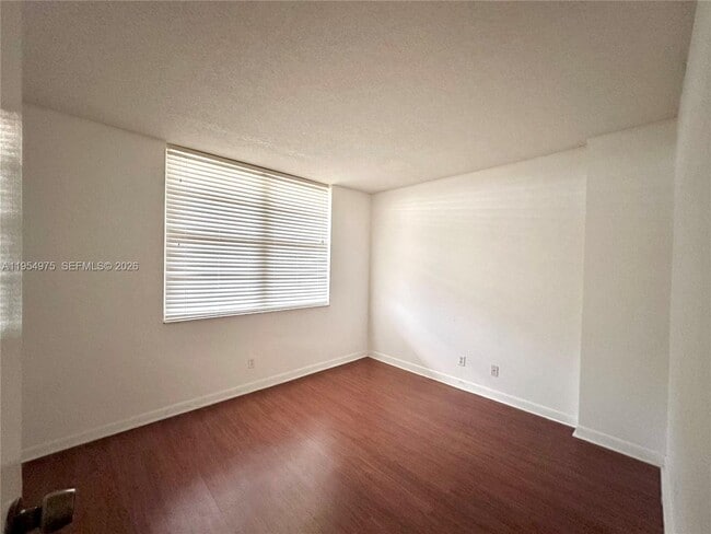 Building Photo - 250 Jacaranda Dr