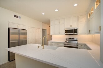 Building Photo - 6 Town Oaks Pl