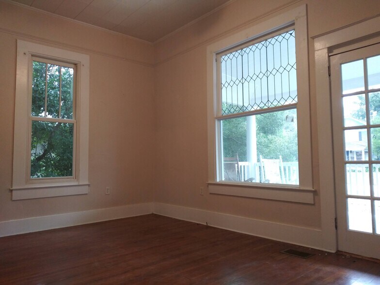 Building Photo - 518 E Lemon Ave