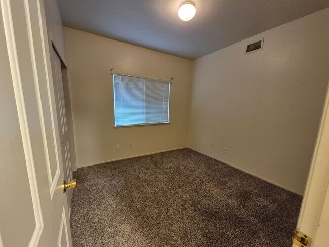 Building Photo - Adorable Spacious 3 Bdrm 3 Bath Home