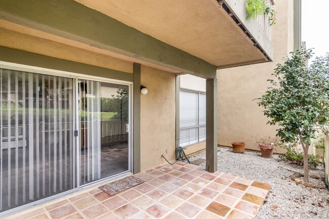 Building Photo - Cozy 2 BED/1 BATH in Exclusive 55+ Senior ...