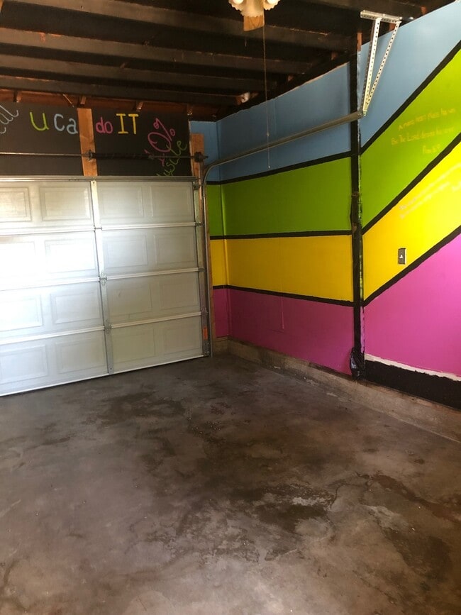 Building Photo - CUTE HOME WITH 2 BEDROOMS, 1 BATHROOM, 1 CAR GARAGE