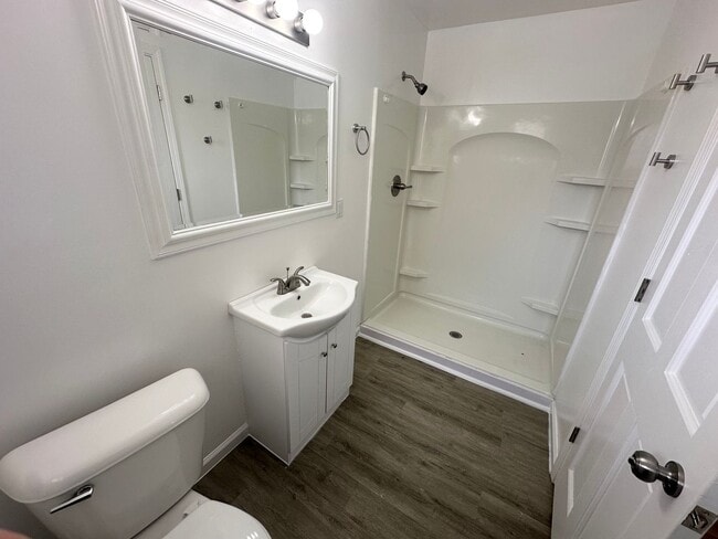 Building Photo - Beautifully Renovated 4 bedroom / 2 bath h...