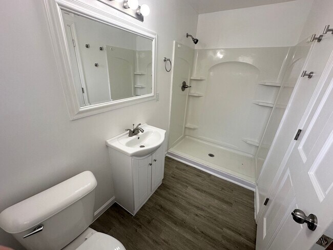 Building Photo - Beautifully Renovated 4 bedroom / 2 bath home in cul-de-sac!