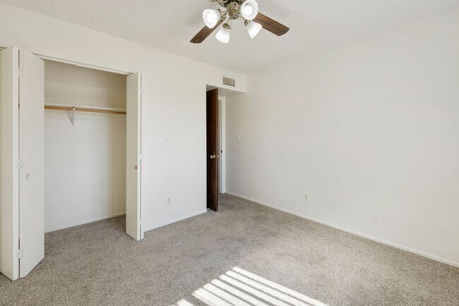 Building Photo - Moon Valley Townhouse at 7th and T-Bird!