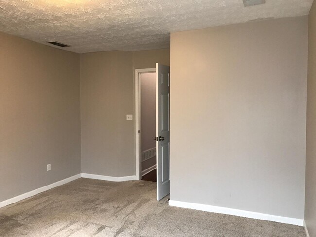 Building Photo - 881 Gerardi Rd