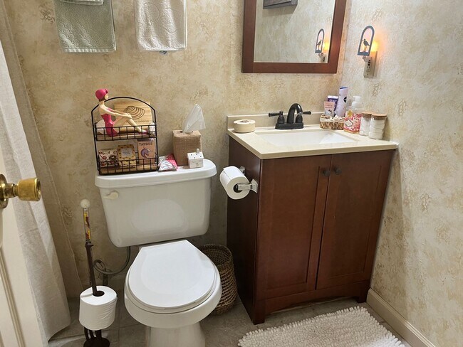Building Photo - Cute 2 Bed/1.5Bath Home in the Heart of We...