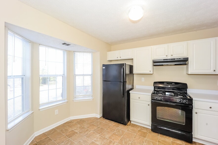 Building Photo - 5960 Hampton Ct