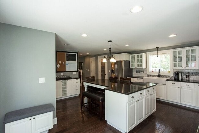Building Photo - $4,400 | 5 Bedroom, 3 Bathroom House | Pet...