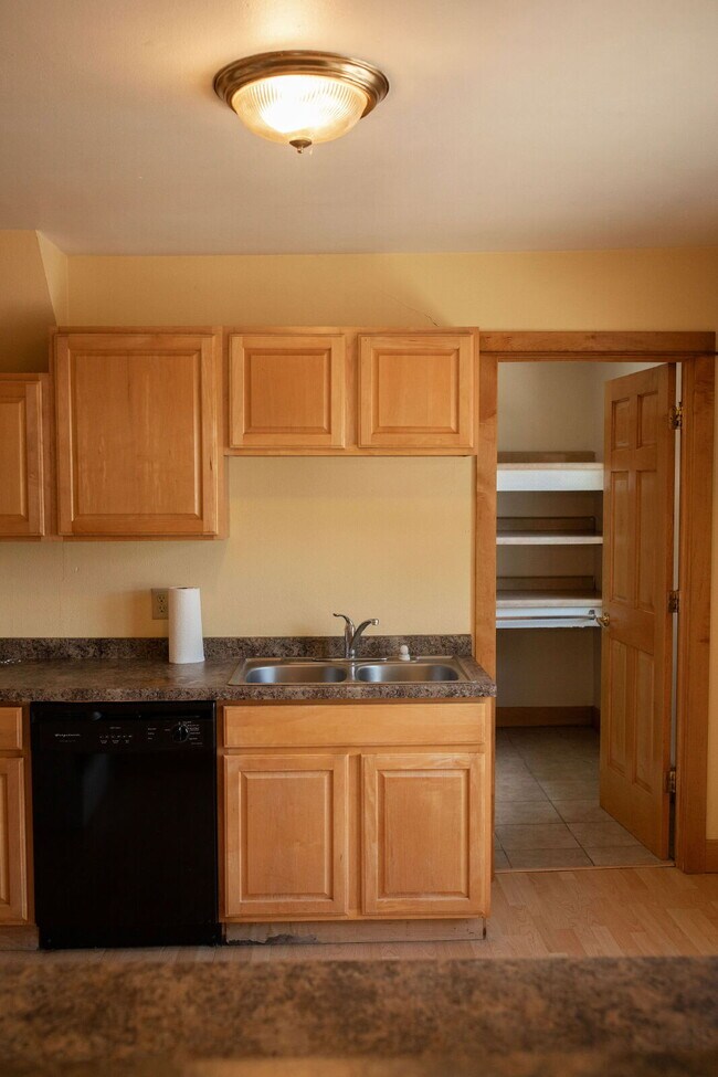 Building Photo - New On Market - 3 Bedroom, 1 Bathroom Duplex