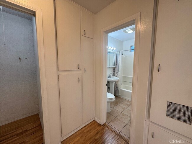 Building Photo - 1372 W 36th St