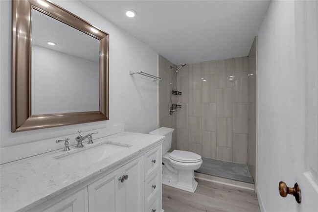 Building Photo - 301 Croton Ave