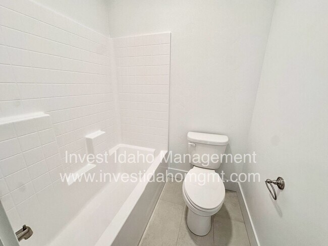 Building Photo - Spacious Luxury Townhome Designed for Modern Living