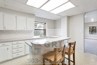 Building Photo - Spacious Craftsman Home - Huge Lot - N Portland!