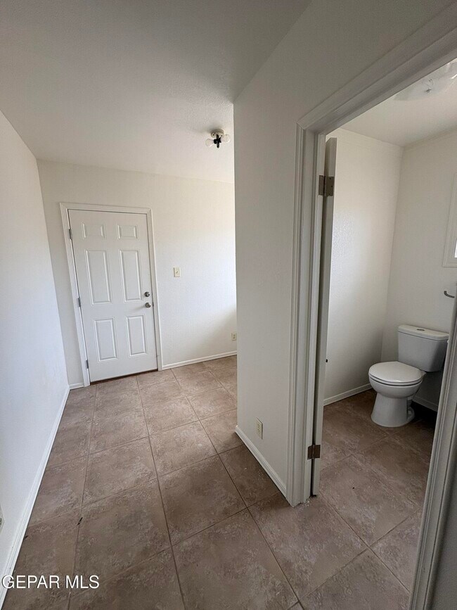 Building Photo - 4900 Debeers Dr