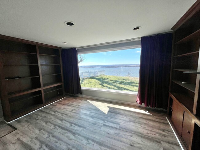 Building Photo - Beautiful 3 bedroom with river views