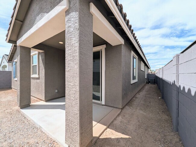 Building Photo - 10163 W Amelia Ave