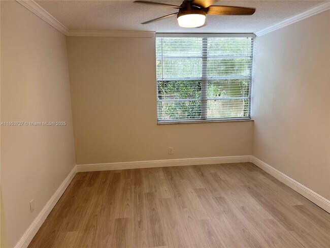 Building Photo - 9410 Live Oak Pl